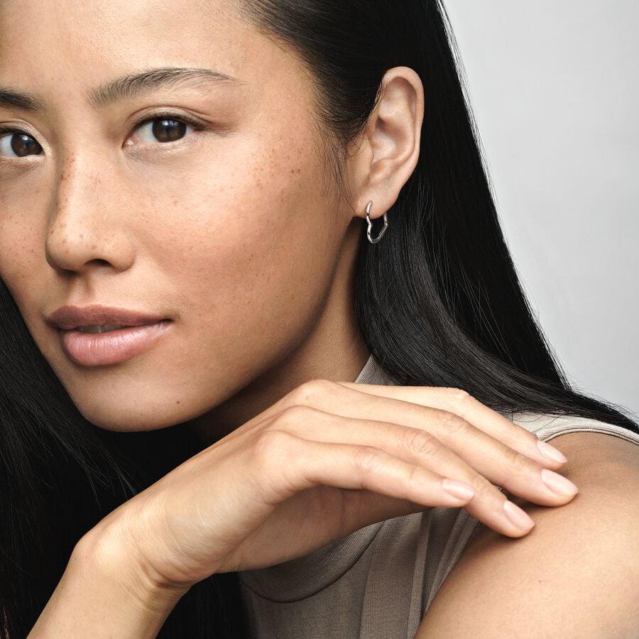 Pandora Асимметричные серьги-кольца в форме сердца