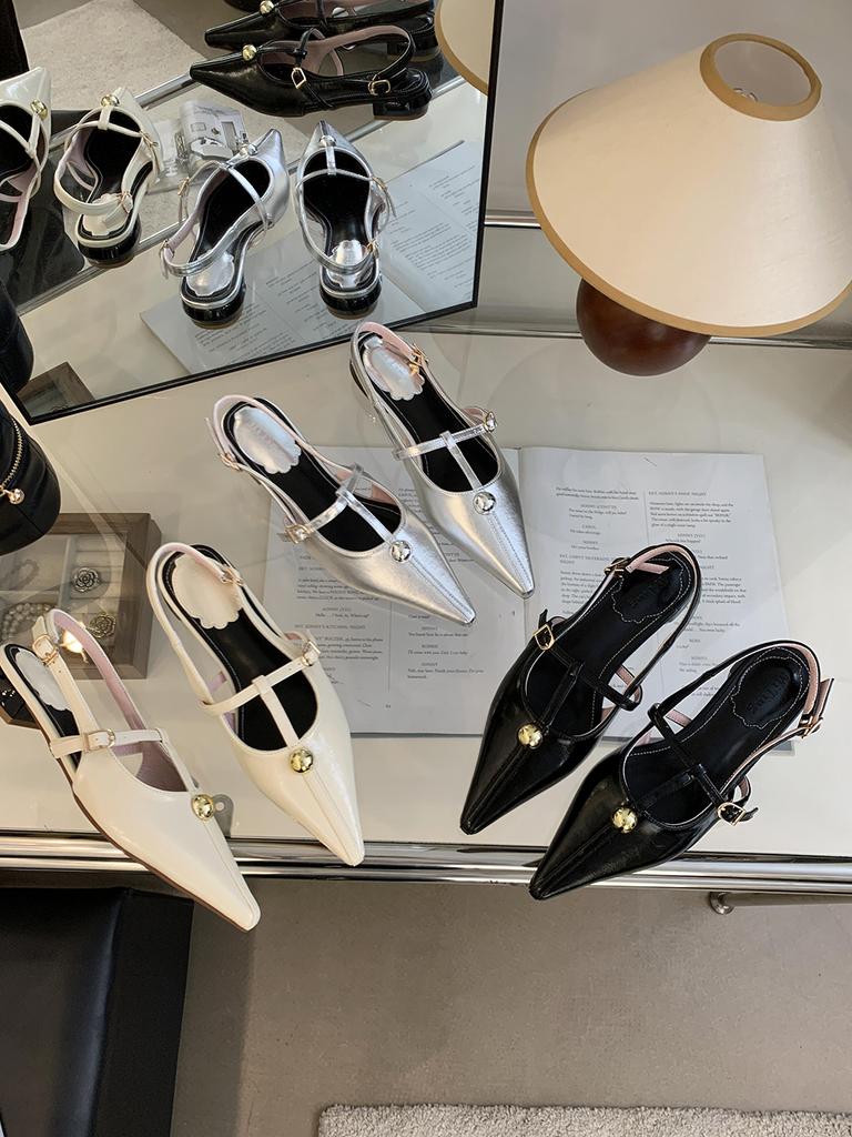 Модные женские босоножки с острым носком 2024 года, новые поступления, дизайн с заклепками, низкий каблук, ремешок сзади, черный, серебристый, белый, летние туфли для вечеринок, женские