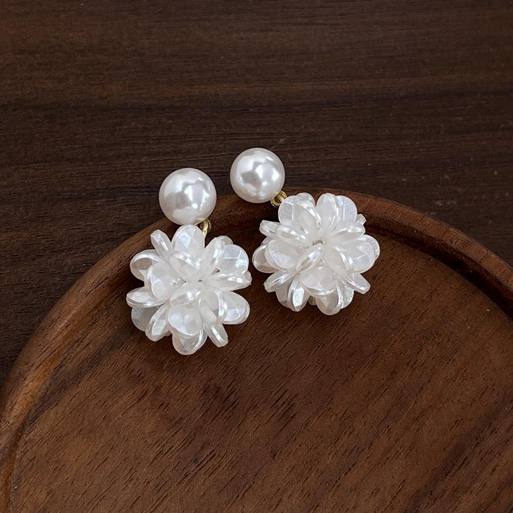 Light Luxury Heavy-Duty Shiny Floral Earrings: Artistic Retro Style Stud Earrings with High-End Feel for Brides