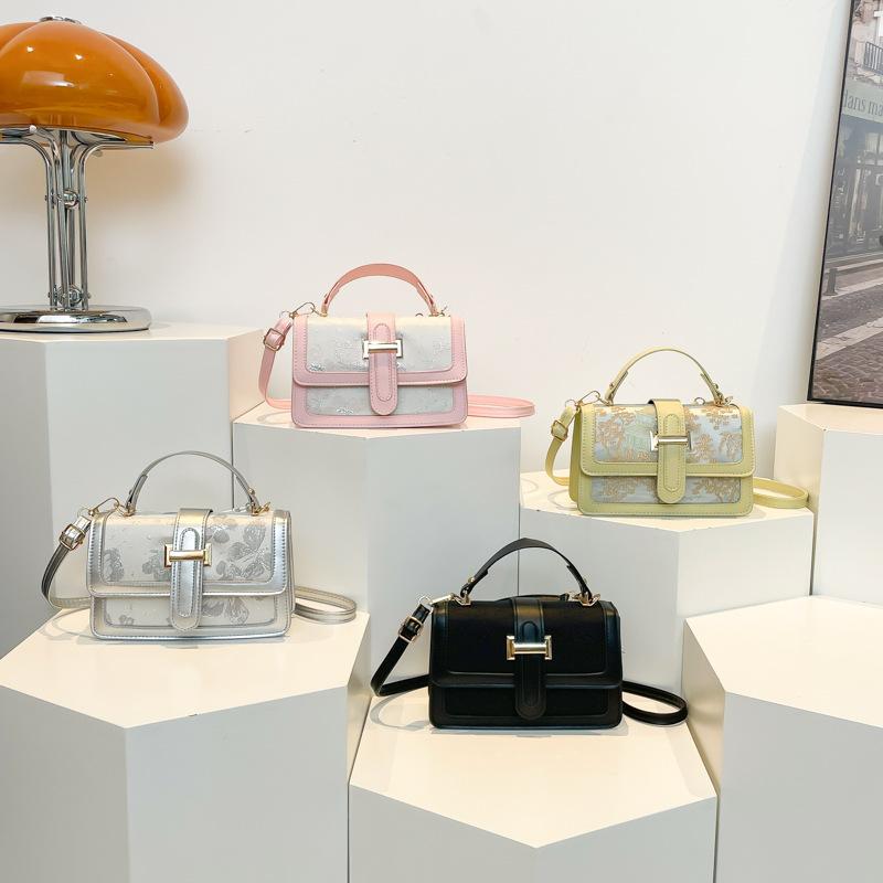 Нишевый дизайн, модная маленькая квадратная сумка через плечо, осень 2024 года, новая красивая корейская версия, простая сумка-мессенджер для переноски вручную