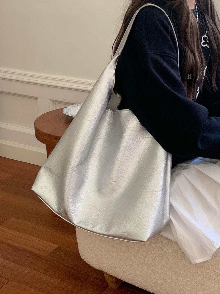 Нишевая серебристая женская сумка под мышкой 2025: Трендовый корейский стиль, универсальная, большая вместимость, наплечная сумка-тоут для студентов