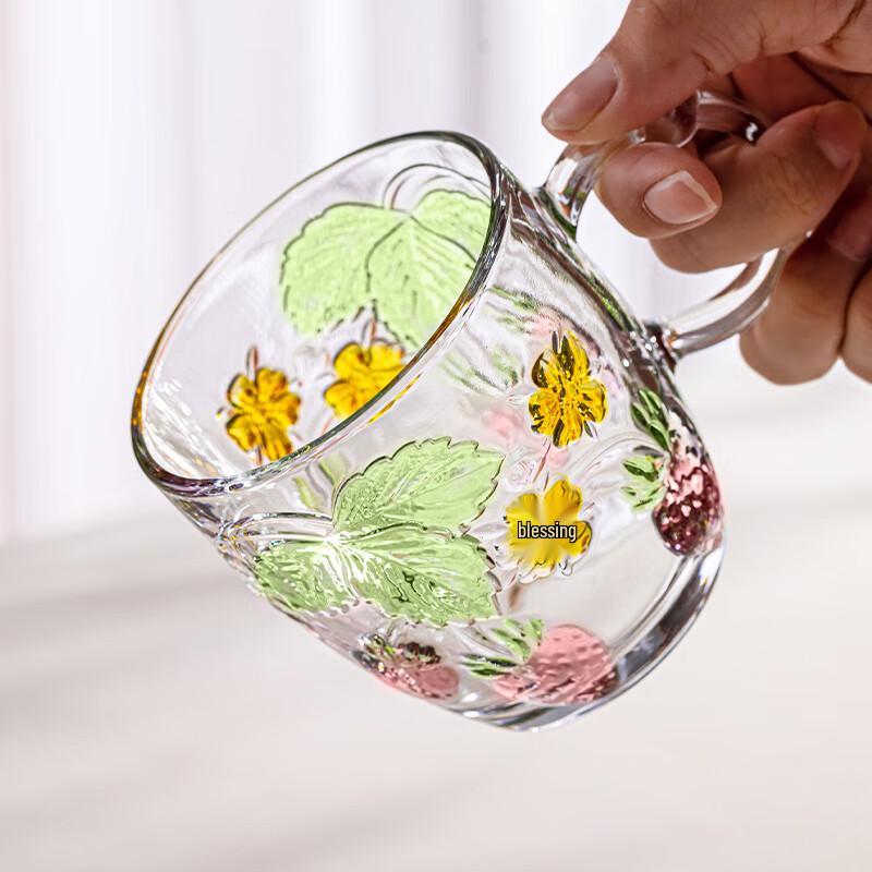 Креативная стеклянная кружка с рельефным изображением клубники