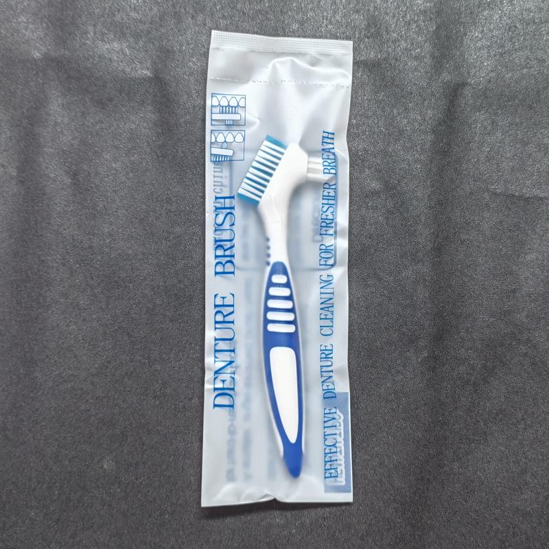 Красочная двусторонняя щетка для чистки зубных протезов - Предмет первой необходимости.