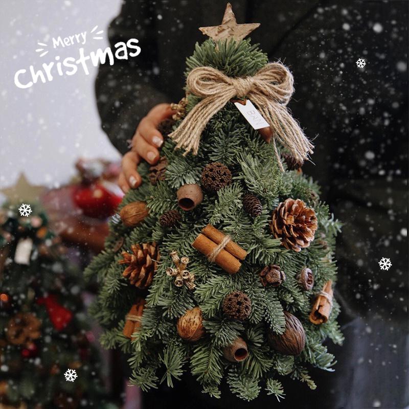 Мини-елочные украшения в стиле 2025: Сделай сам настольные фигурки для домашнего декора