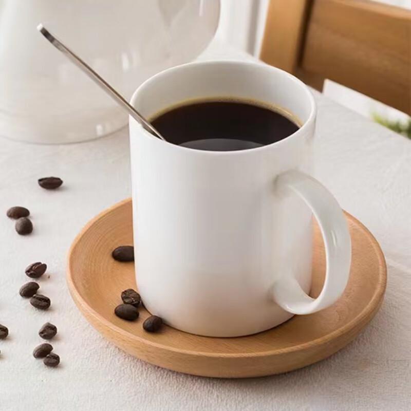 Простая белая керамическая кружка