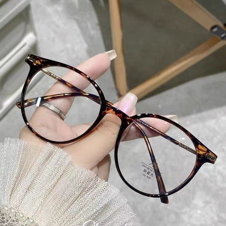 Зеленые очки для близорукости для женщин могут быть оснащены градусным астигматизмом с простым лицом, тонкая леопардовая коричневая оправа