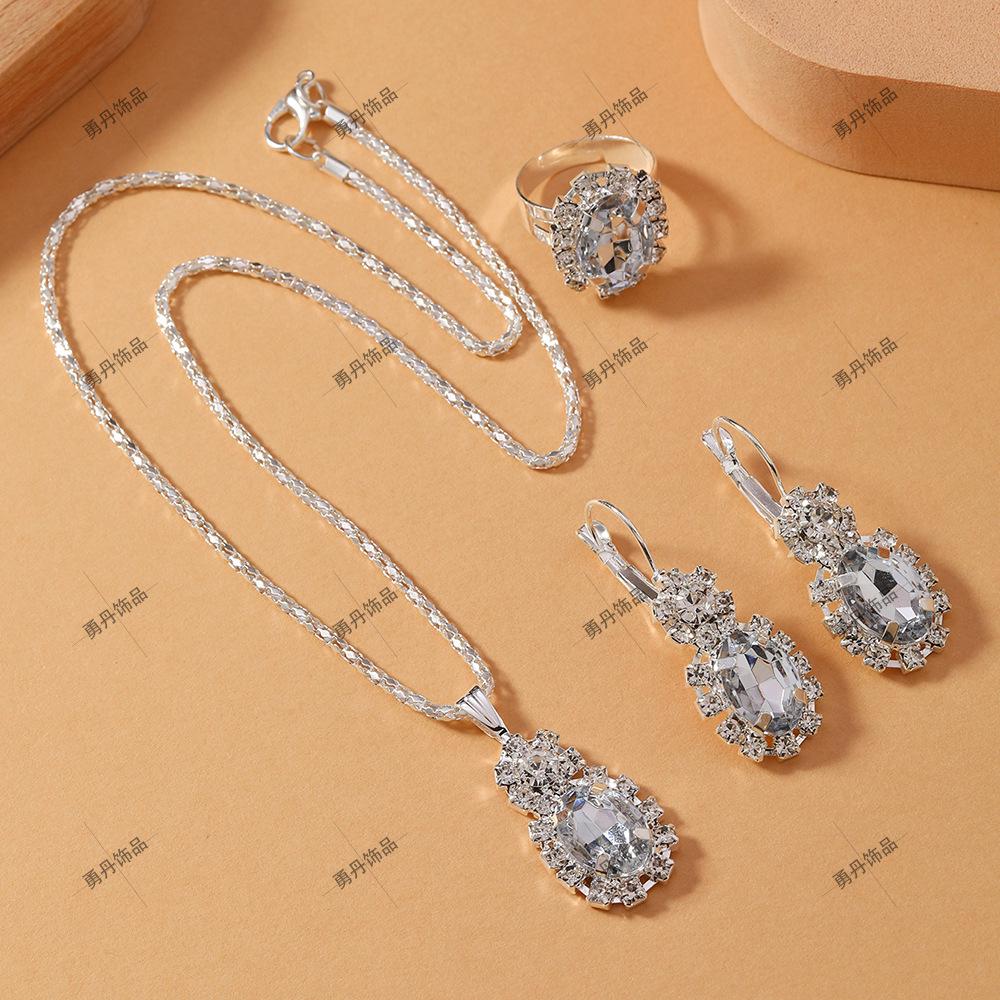 Европейский и американский набор украшений в форме сердца - ожерелье, серьги и кольцо с бриллиантовой подвеской.