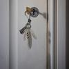 Старинный серебристый брелок-подвеска в виде пера с бирюзой для любителей ретро и модного декора