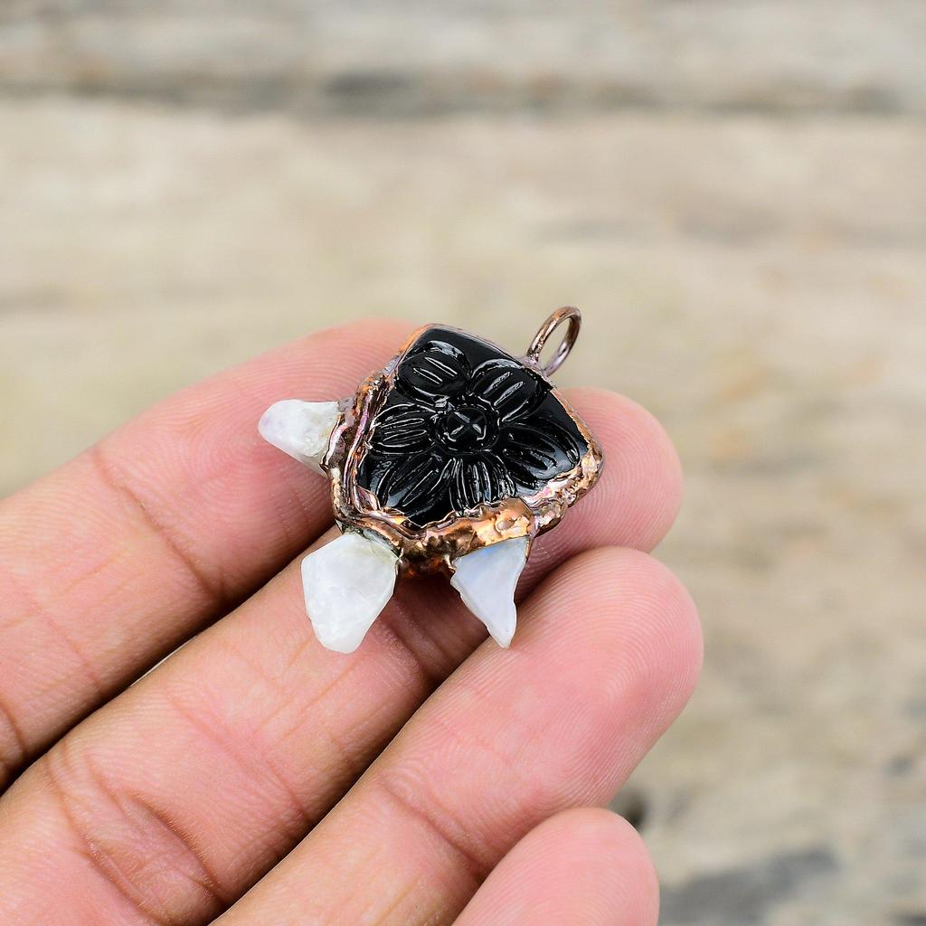 Резной черный оникс с радужным лунным камнем, грубый кулон, медный кулон, изготовленный гальваническим методом, драгоценный камень, ювелирные изделия, изготовленные гальваническим способом, кулон ручной работы для подарка