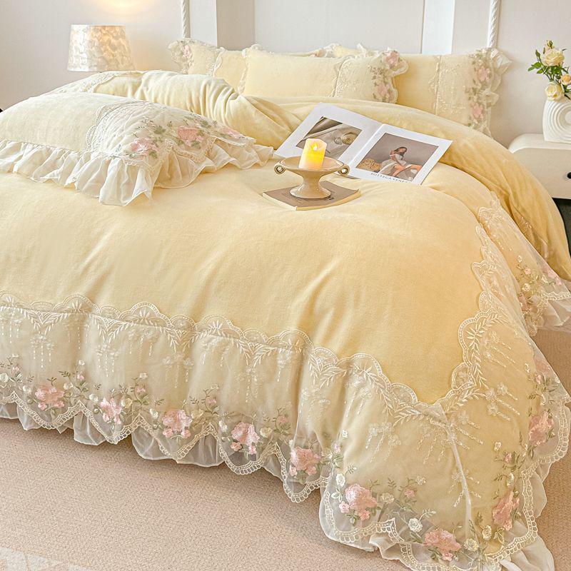 Корейский принцессный комплект из 4 предметов из молочного бархата с кружевной отделкой: Антистатичные простыни и пододеяльник из кораллового флиса