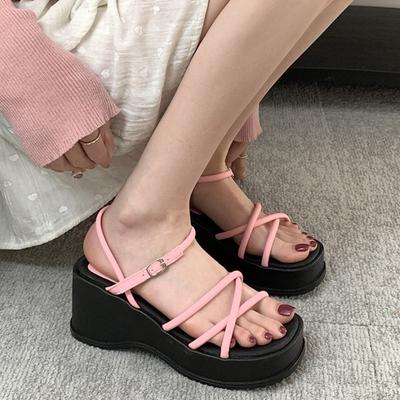 Новые женские туфли на ремешках на танкетке и сандалии