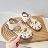 Детская обувь принцессы 2024 года, летние новые сандалии для девочек с милым бантом, пляжная обувь для девочек на пуговицах для отпуска, универсальные модные туфли на плоской подошве