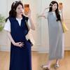 Стильное летнее платье-двойка средней длины из тонкой ткани в стиле Maternity Chic для модных мам