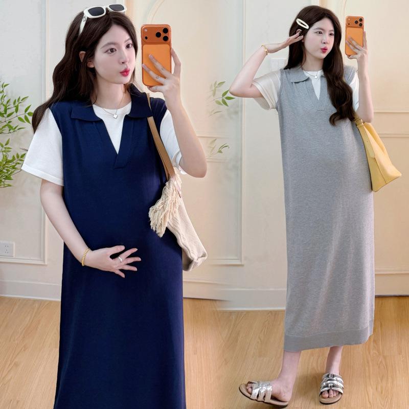 Стильное летнее платье-двойка средней длины из тонкой ткани в стиле Maternity Chic для модных мам