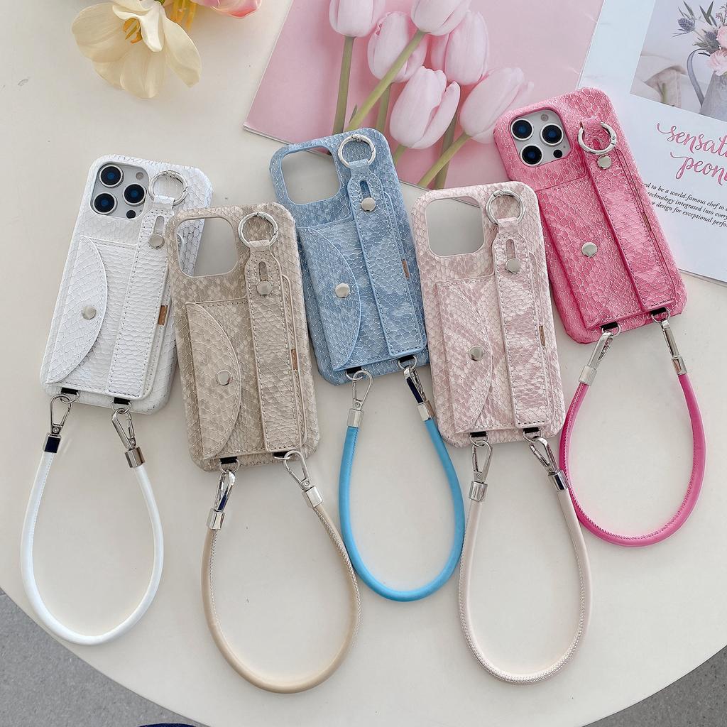 Чехол для iPhone 15 Pro с держателем для карт, ремешком на запястье, лакированной текстурой змеи, задняя крышка из ПУ+ПК со шнурком