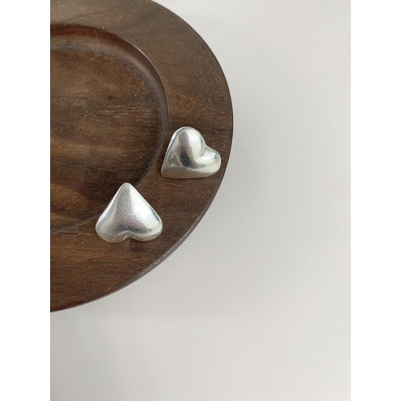 S925 Sterling Silver Special-Interest Design Retro Love Heart Earrings Elegant High-Grade Three-Dimensional Stud Earrings Simple Wild Earrings Women
