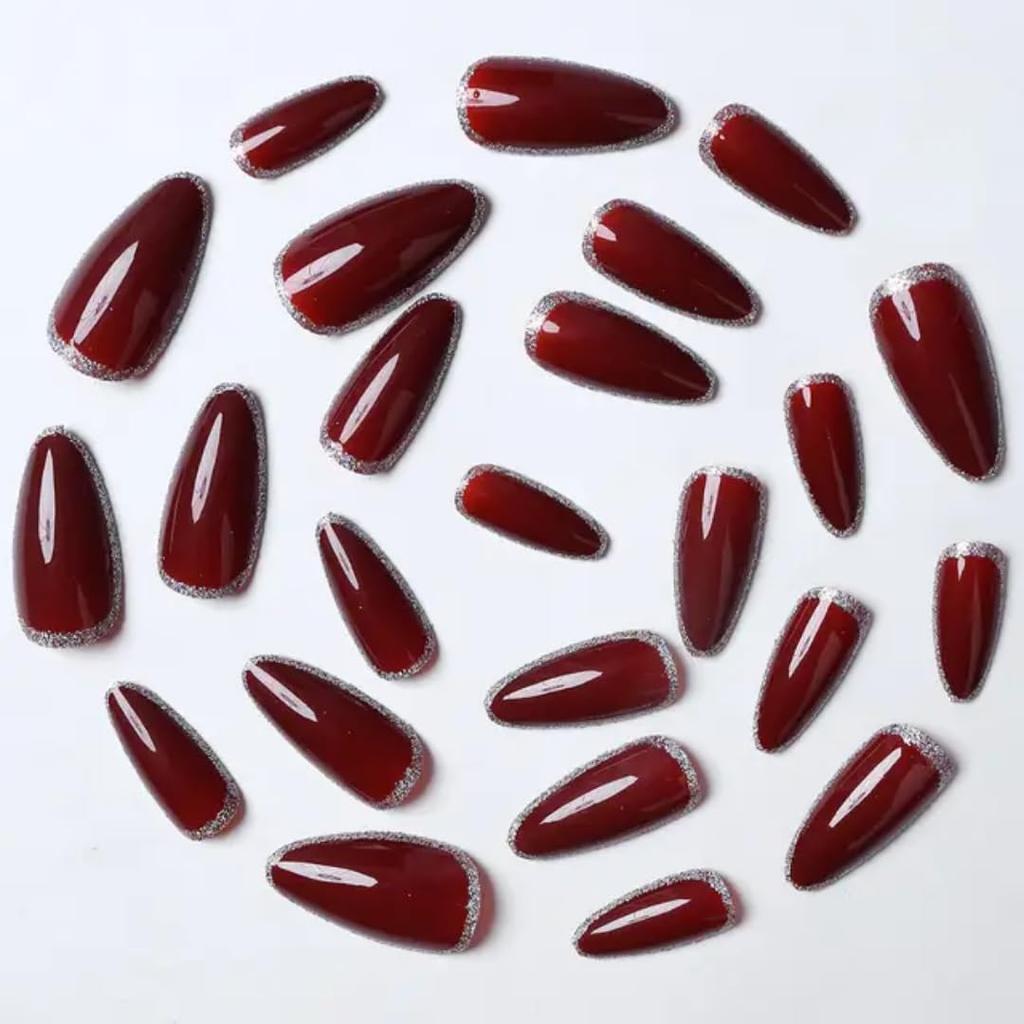 Gloss & Go 24 Многоразовый набор искусственных накладных ногтей | Темно-красный цвет с дизайном серебряными блестками | Глянцевые ногти | Легкий и стойкий | Быстрое решение для