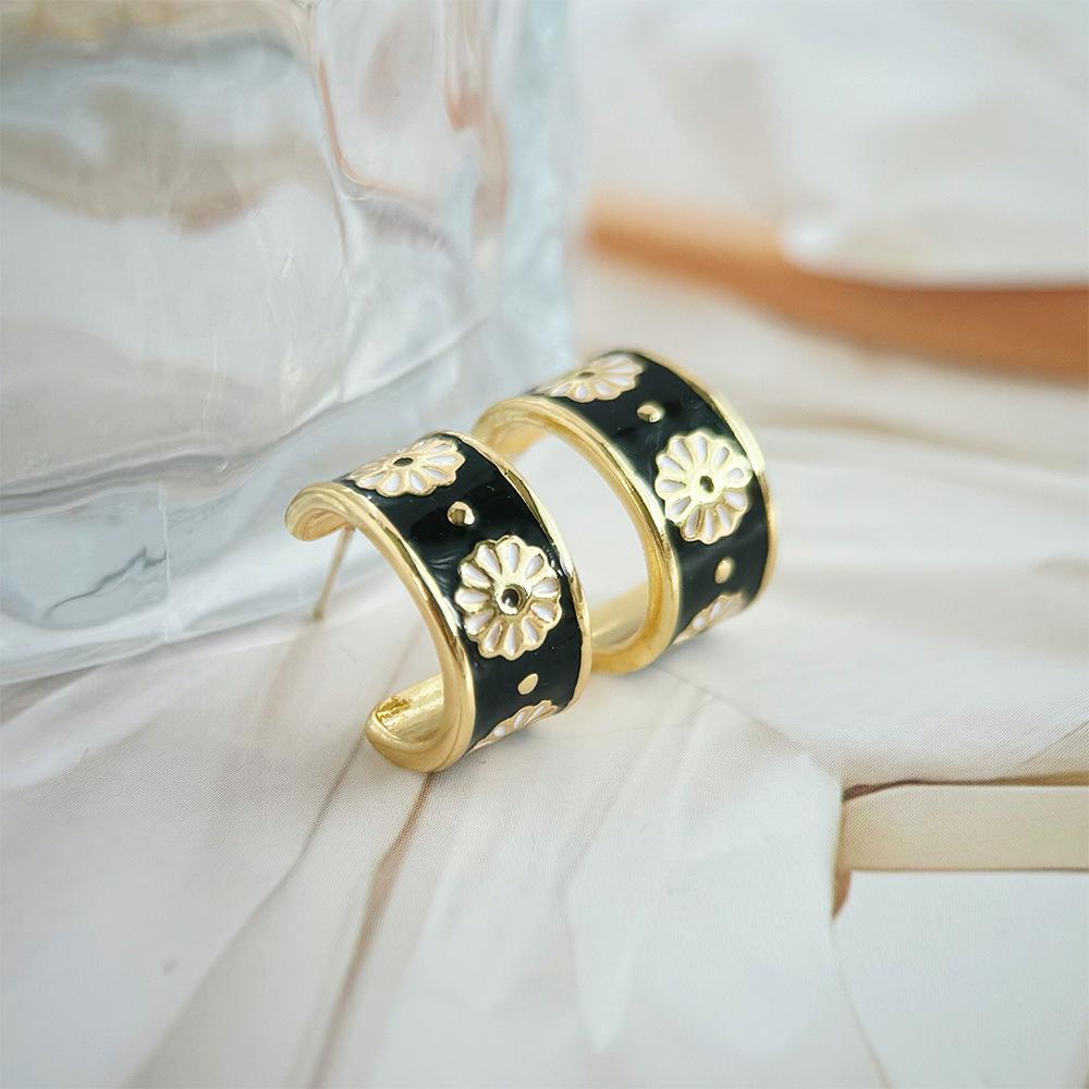 Daisy Stud Earrings: S925 Sterling Silver, Drip Oil, Retro Design, Luxury Feel