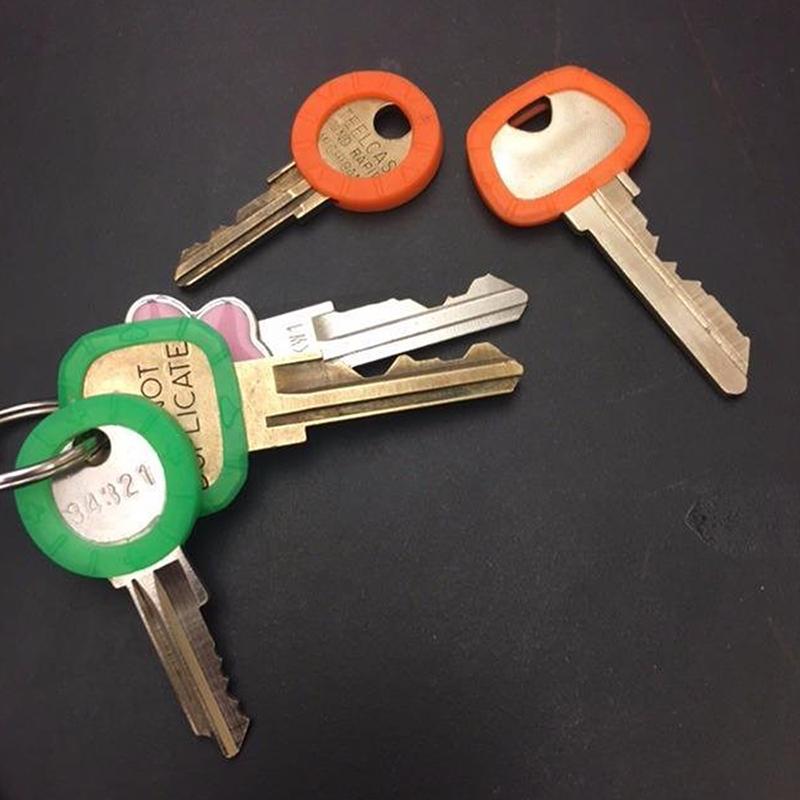 30 шт./лот разноцветные эластичные разноцветные полые резиновые чехлы для ключей круглые мягкие силиконовые ключи замки колпачок брелок чехол