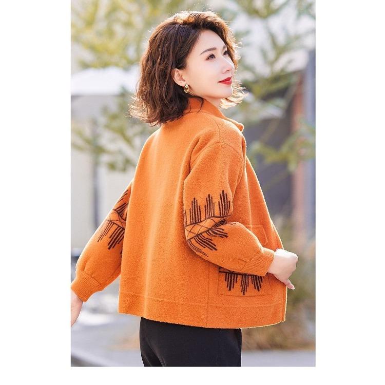 Стильный вязаный кардиган для модных женщин среднего возраста на весну и осень