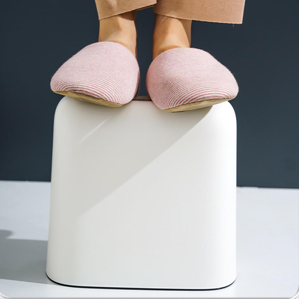 Мусорный бак узкой формы с пресс-кольцом и крышкой для зазора в ванной комнате, подчеркивающий особенности классификации мусора