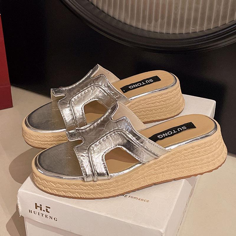 Толстая подошва на танкетке приподнимает и охлаждает шлепанцы для женской летней обуви 2025 новые модели с юбками, на высоком каблуке, пляжные сандалии на перемычке