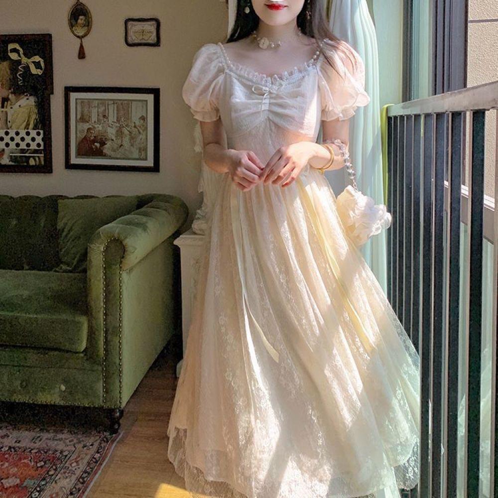 Платье принцессы с пышными рукавами и бантом. Летнее кружевное платье-миди с жемчугом и жемчугом.
