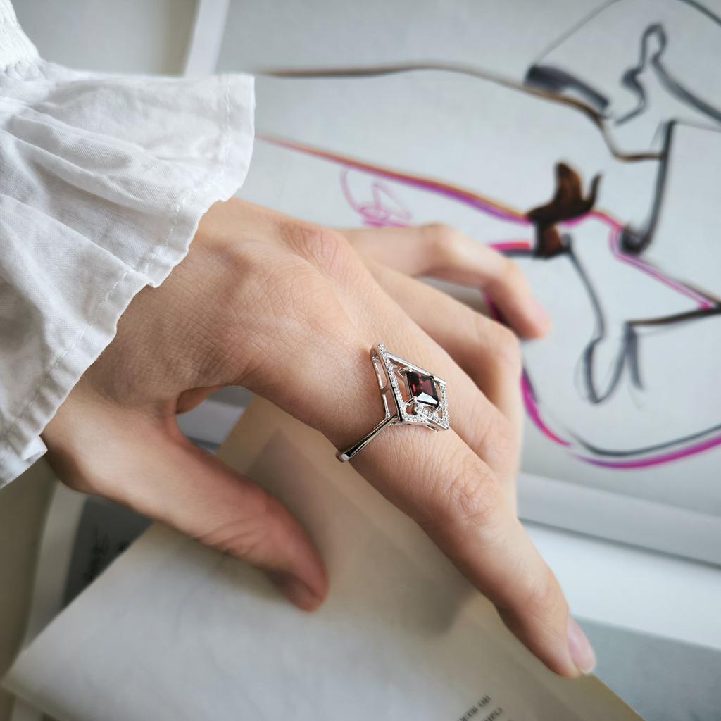 Серебряное кольцо с натуральным гранатом 1.555ct, вес изделия 3,1 гр (2203971)