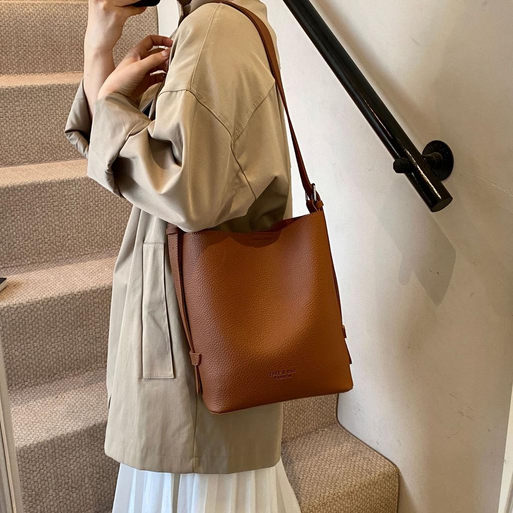 Ретро сумка женская осень и зима 2025 новая модная большой вместимости для поездок на работу на одно плечо сумка для мамы и ребенка повседневная универсальная сумка-ведро