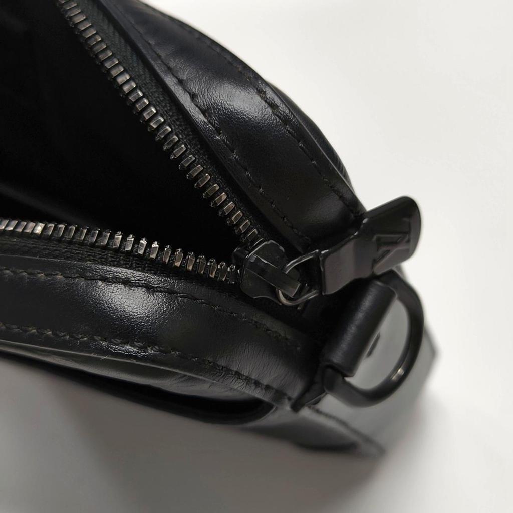 [Pre-Owned] Classic Monogram Adjustable Shoulder Strap Embossed Leather Trim Messenger Bag - Very Good #137BJNJ