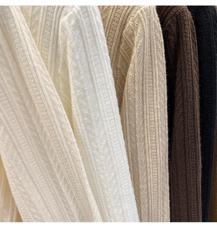 Женский белый вязаный свитер с полуводолазкой и отделкой в виде пшеничных и деревянных колосков — идеально подходит для весны, осени и зимы