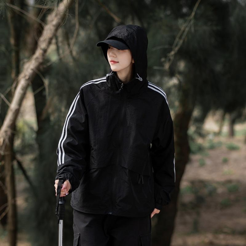 Весна и осень Новая мужская куртка Three Bars Защита от солнца Ветровка Пара Открытый ветрозащитный капюшон Спортивное пальто Мужчины