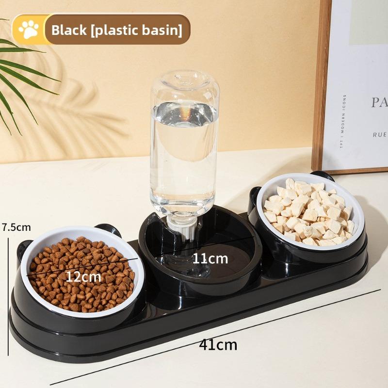 Двойная миска для кошек с наклонным краем оснащена автоматической поилкой и кормушкой для предотвращения ее опрокидывания.