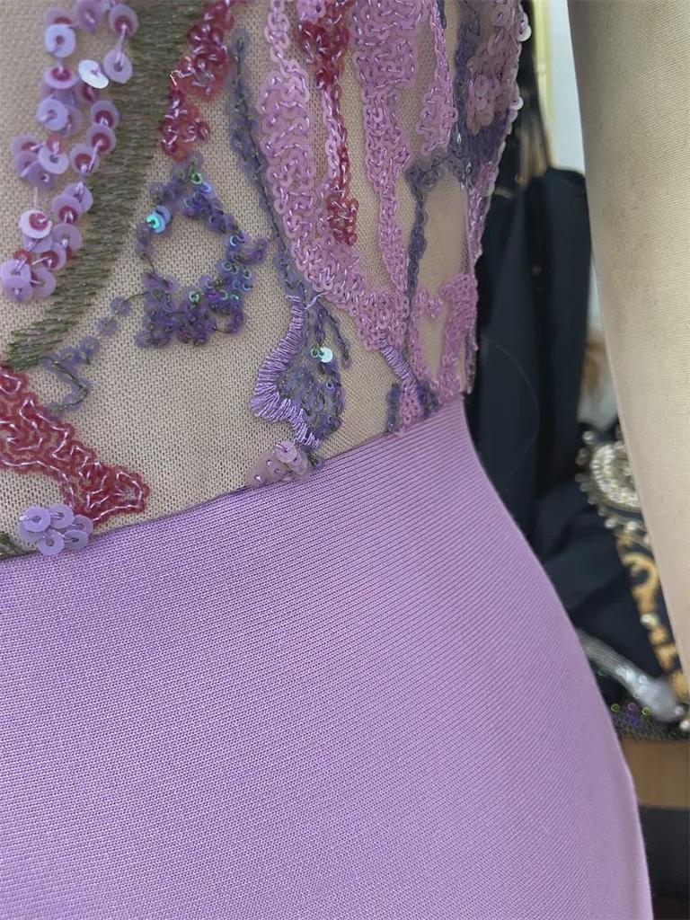 Фиолетовый комбинезон с пайетками и перьями, V-образным вырезом и безрукавкой