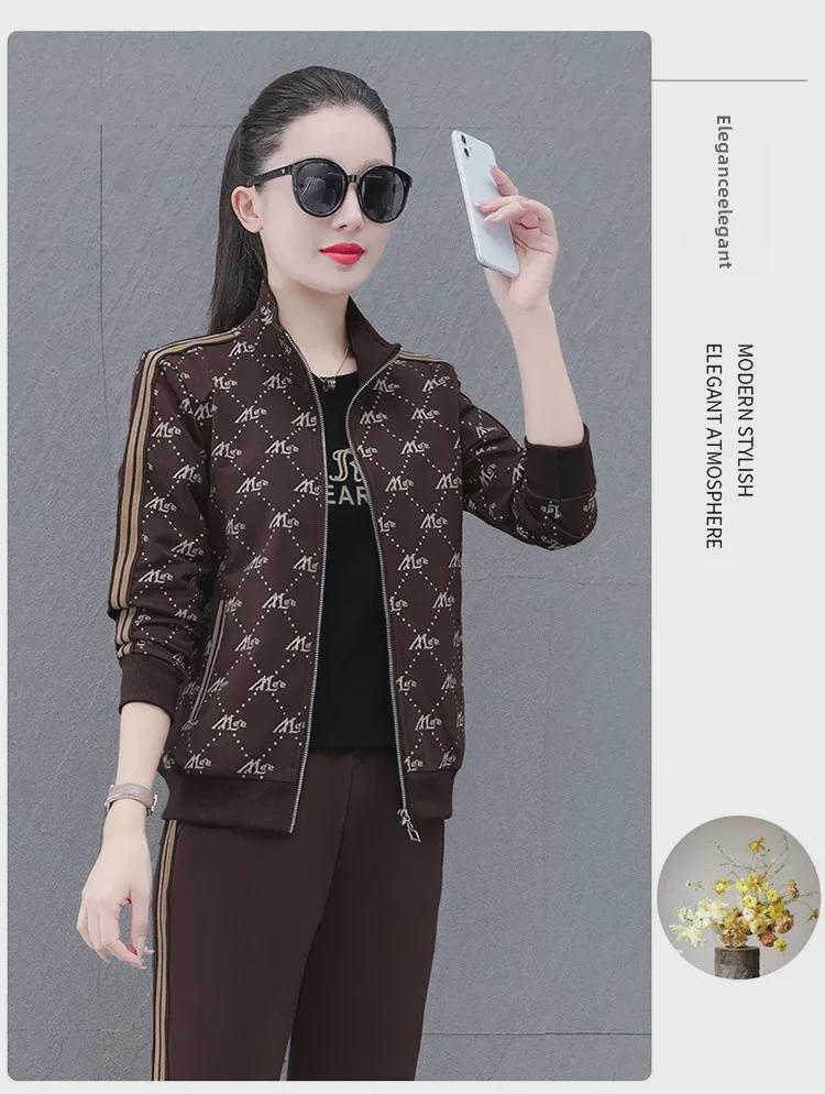 Осень 2023 года, повседневный спортивный костюм контрастного цвета для женщин среднего возраста: Комплект из принтованной толстовки и спортивных штанов