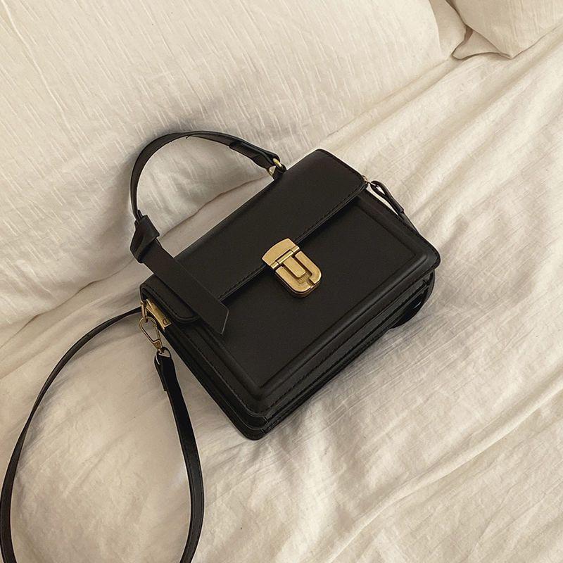 Стильная универсальная сумка-мессенджер женская 2025 новая трендовая ретро портативная маленькая квадратная сумка нишевая текстурная сумка на плечо