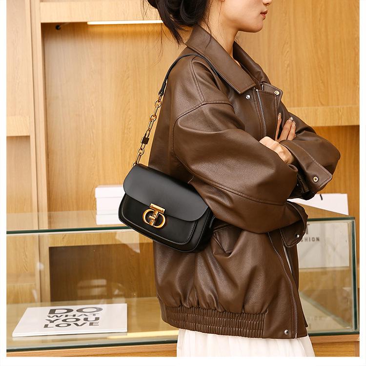 Luxury Women's Shoulder Bag: Fashionable & Versatile Underarm Chain Handbag. Perfect for Street Shopping & Gifts.