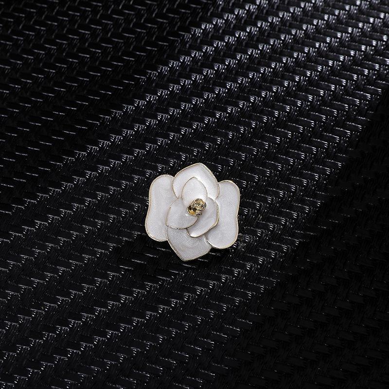Brooch High-End Sense Niche High-End Women'S Silk Scarf Buckle Alloy Corsage Small Fragrant Wind Pearl Rhinestone High-End