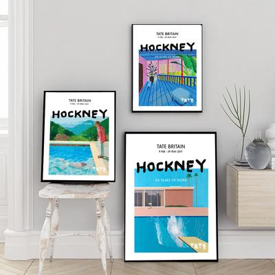 Плакат выставки масляной живописи Дэвида Хокни «Бассейн с двумя персонажами», напечатанный на стене абстрактного пейзажа