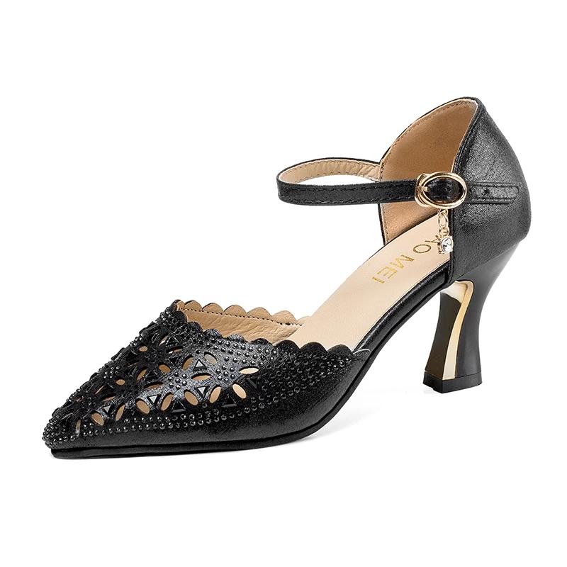 Модная женская обувь 2024 года. Модные туфли-лодочки с острым носком. Осенние туфли на шпильке или тонком каблуке с мелкой пряжкой. Офисная женская обувь.