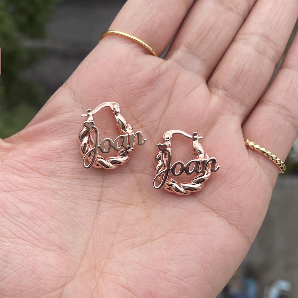 Qiuhan OEM Letter Hoops for Kid Earrings Anti-allergy Mini 18mm Small Twist Custom Name Earrings