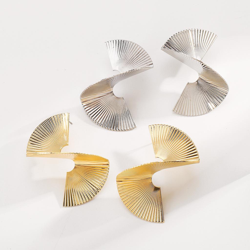 Модные серьги-подвески для женщин