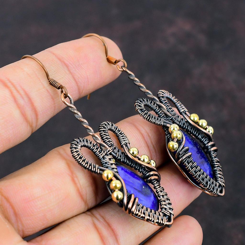 Граненые серьги с синим сапфиром Серьги в обертке из медной проволоки Синий сапфир Ювелирные изделия из драгоценных камней Дизайнерские серьги ручной работы Медные украшения для подарка