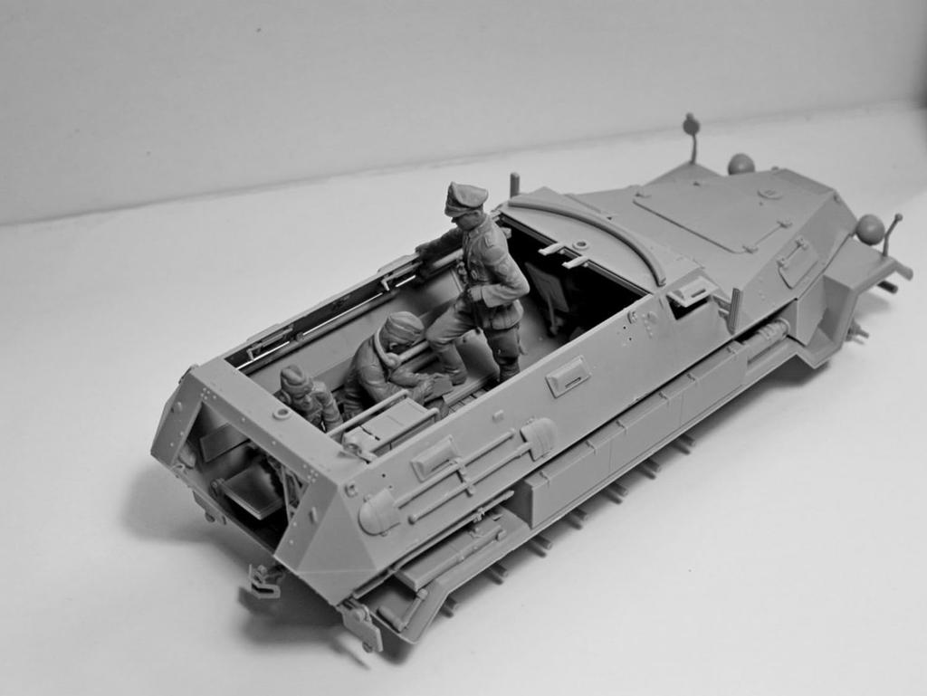 ICM German Armored Observation Vehicle with Crew Plastic Model Kit 35105 1/35 Sd.Kfz.251/18 Ausf.A