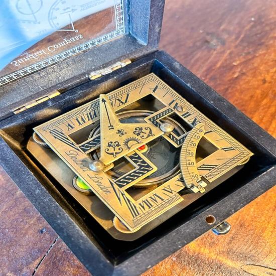 Компас для солнечных часов в викторианском морском стиле в деревянной коробке