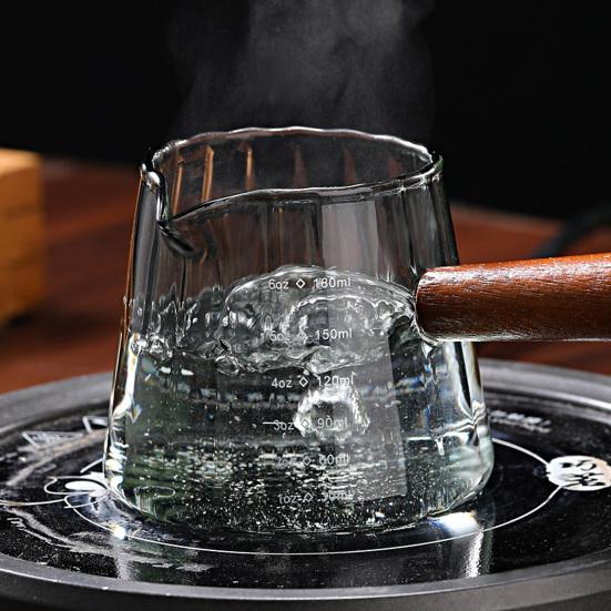 Стеклянный молочный стакан с деревянной ручкой, ручка для питчера для взбивания пены, высокоборосиликатный мерный кувшин с делениями, вертикальный узор, декоративный, для наливания