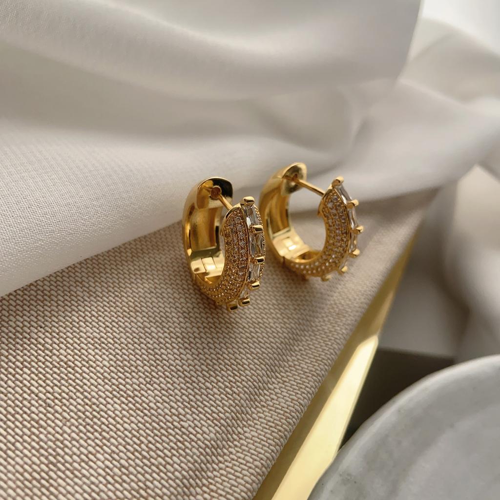 Тяжелая промышленность Бриллиантовая оправа Легкий роскошный нишевый дизайн Высококачественные двухслойные гладкие серьги Женственность Универсальные серьги Серьги