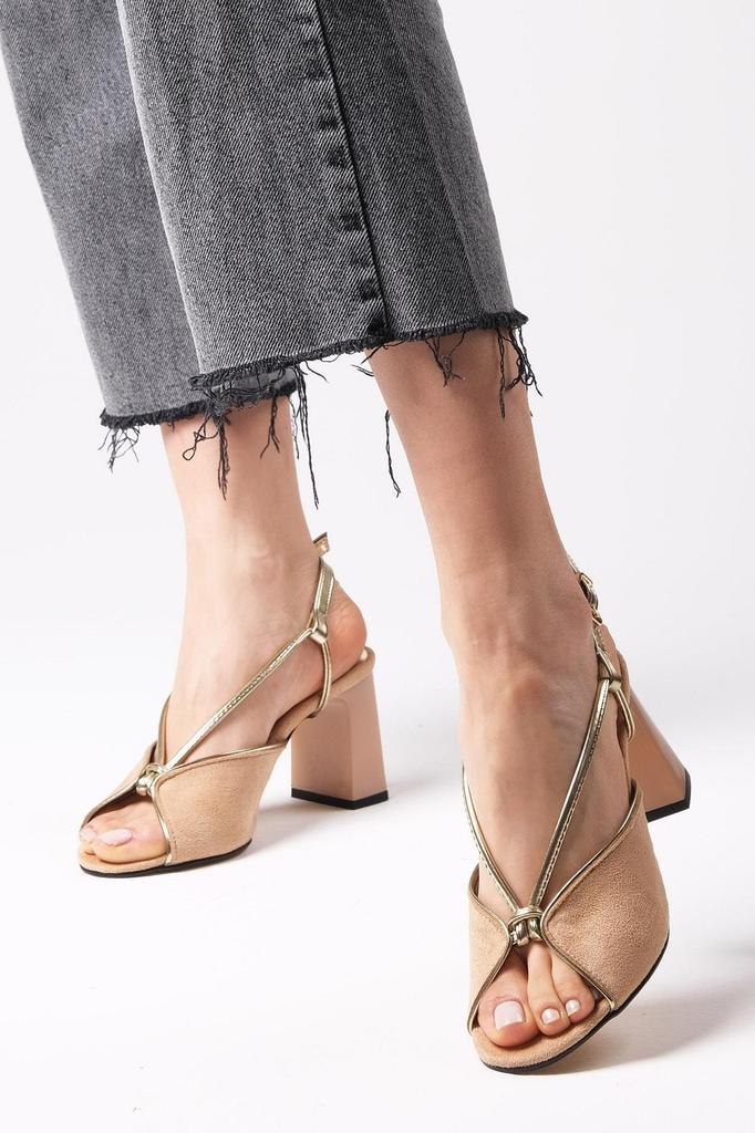 Женские модные босоножки на каблуке на лето