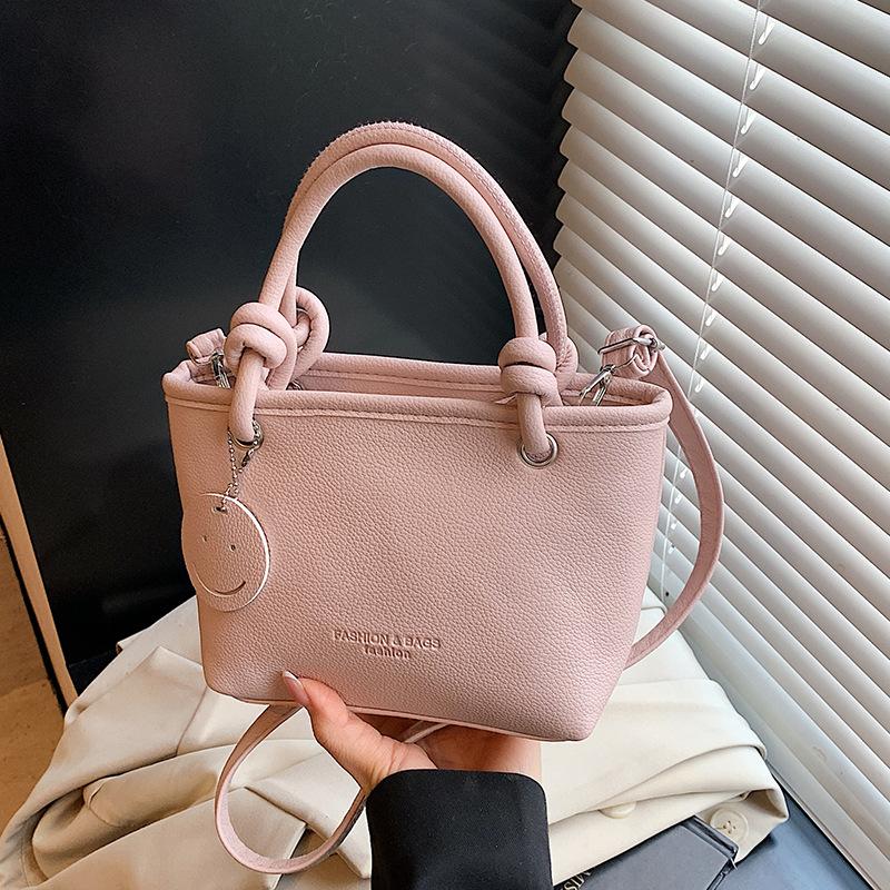 В этом году популярны маленькие сумки для женственного чувства высокого класса, переносные овощные корзины большой вместимости, сумки-ведра и женские модные плечевые м