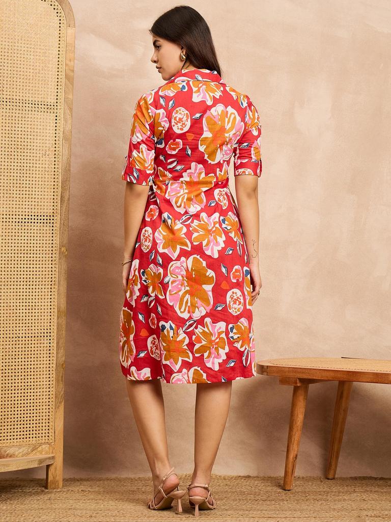 Красное платье А-силуэта с цветочным принтом